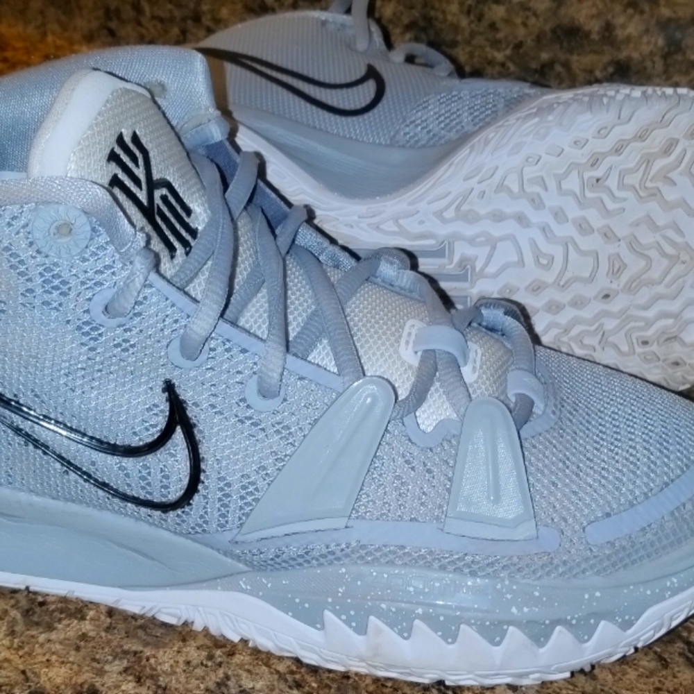 Woman's Size 8 Nike